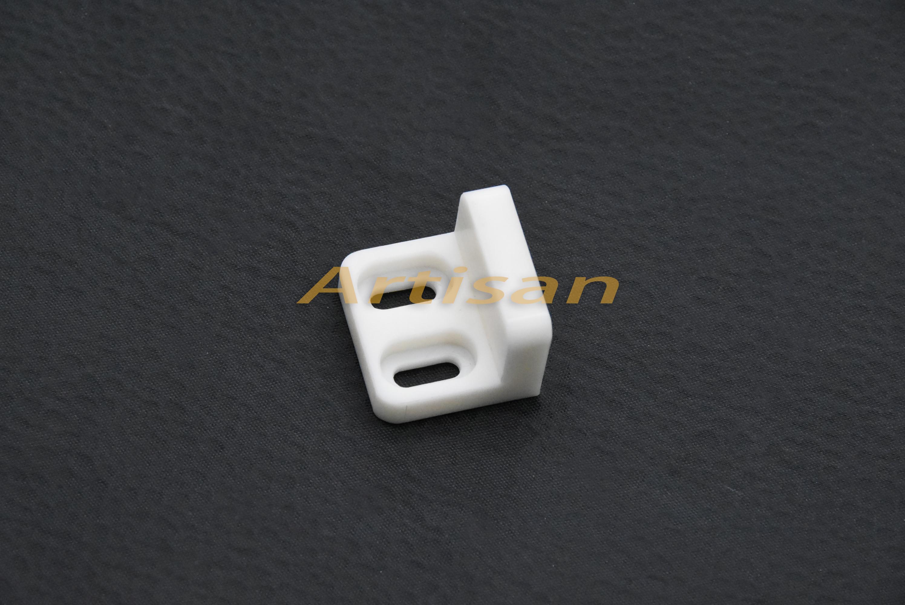 <strong>電子類(lèi)精密加工：尼龍支架</strong>